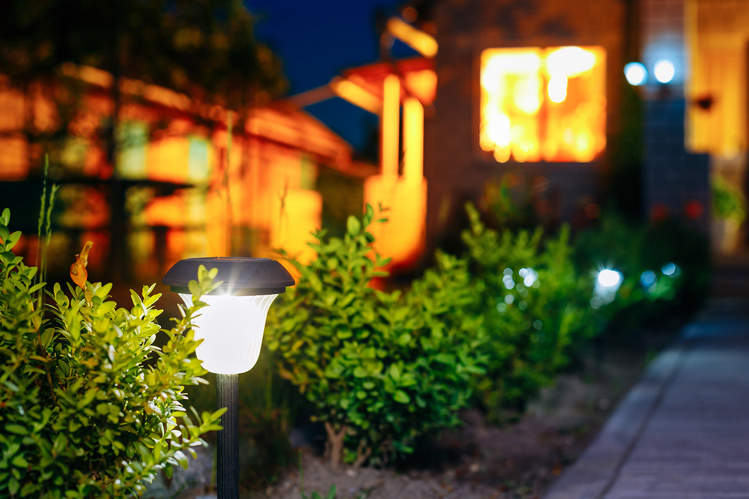 Lampe solaire : l’éclairage extérieur écologique, économique et sans installation