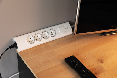 Multiprise d'angle parafoudre 4P 16A façade + 2 USB parafoudre - précâblée ou à câbler - Otio