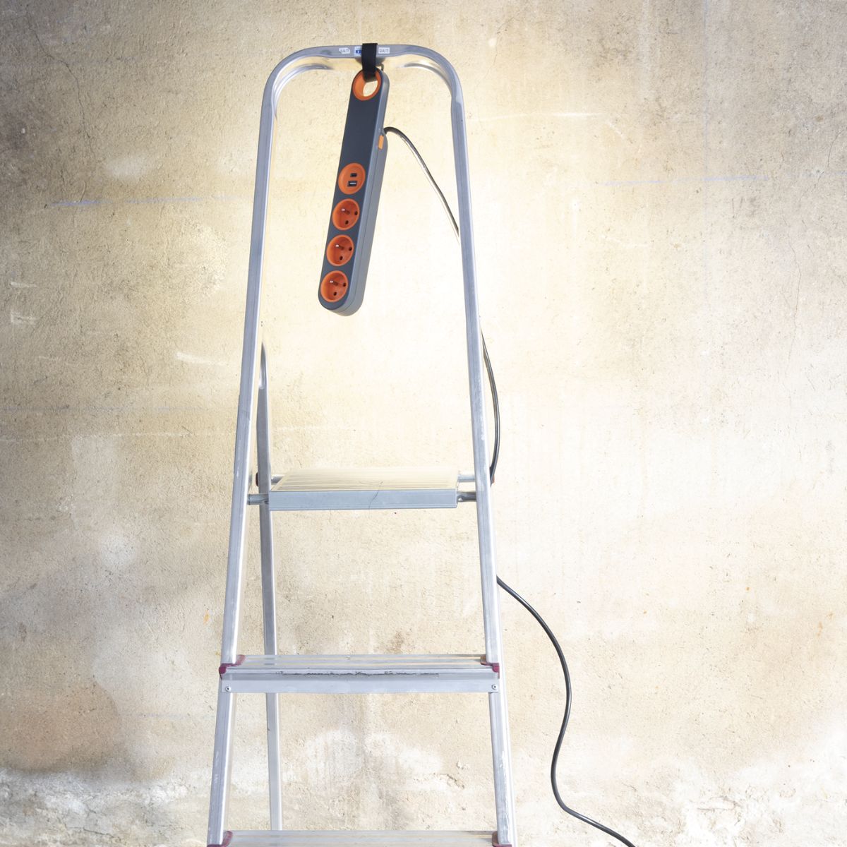 Bloc multiprise Klipo travaux et chantiers avec lampe LED - 3 prises 2P+T et USB Orange - Zenitech