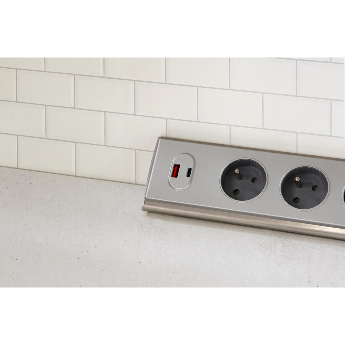 Bloc multiprise d'angle 4x16A + 2 USB A + C 20W + interrupteur - Inox - Otio