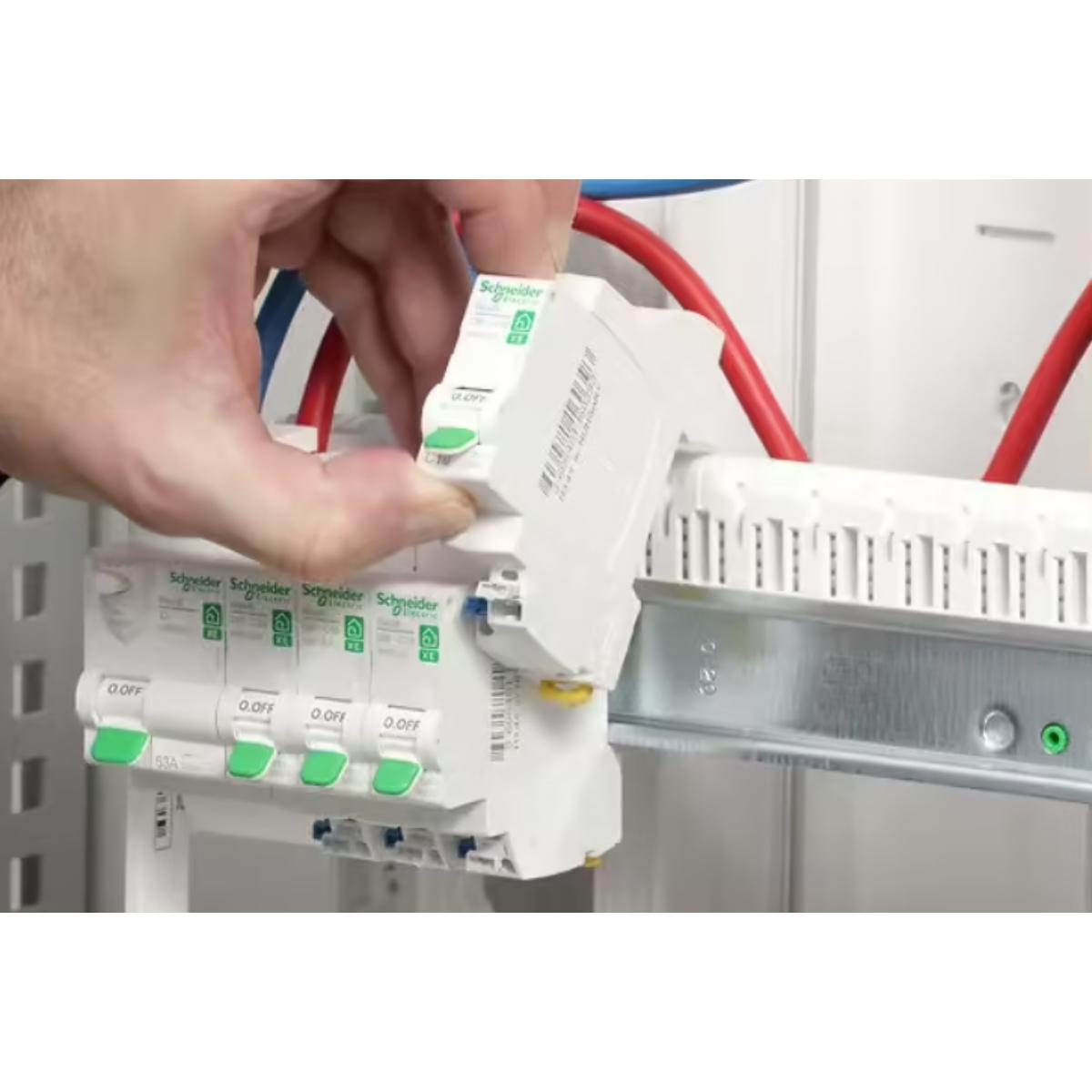 Disjoncteur modulaire 20A 1P+N courbe C embrochable - Resi9 XE - Schneider