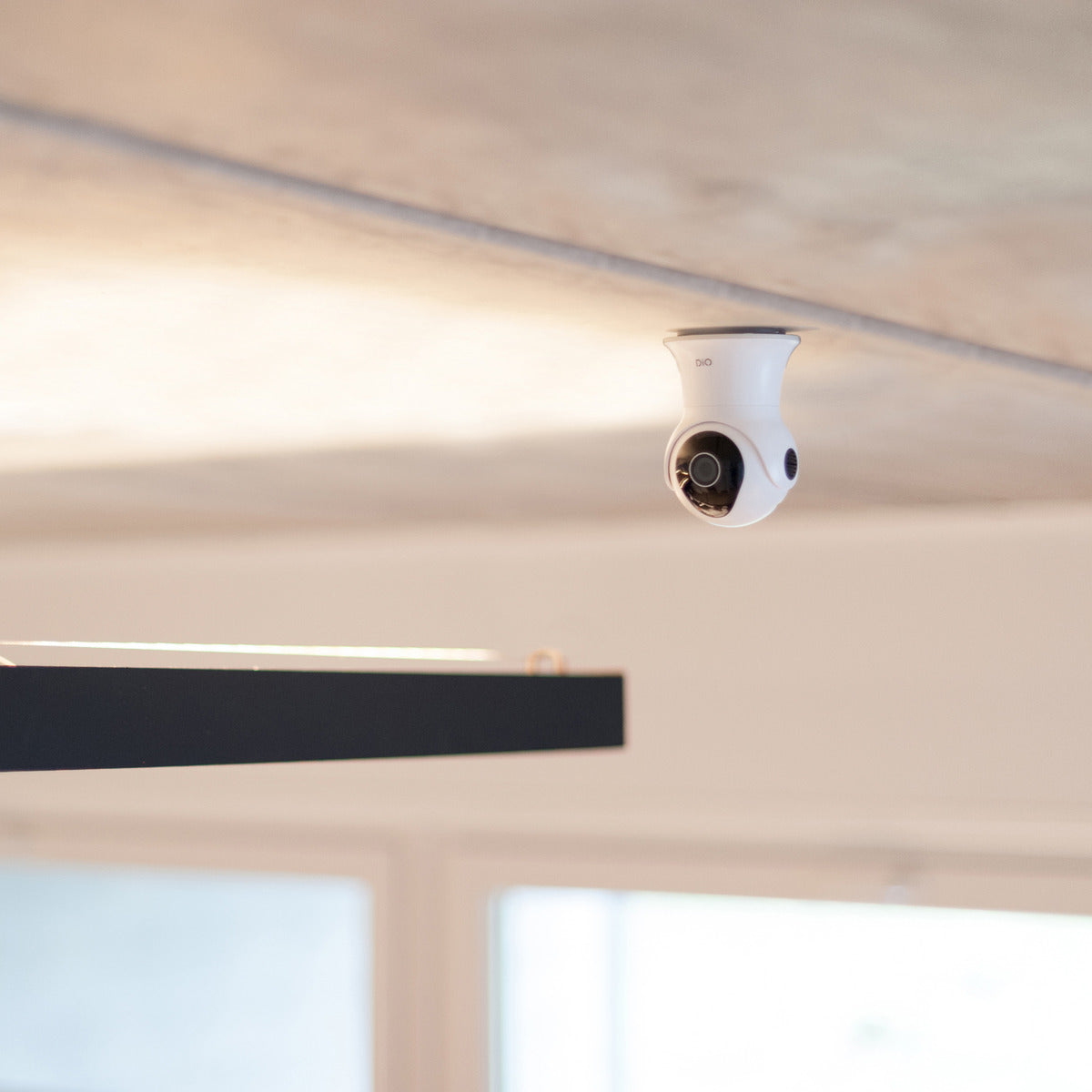 Caméra de surveillance rotative Wi-Fi int/ext - 1080p - 16Go - Blanc et Noir - DiO