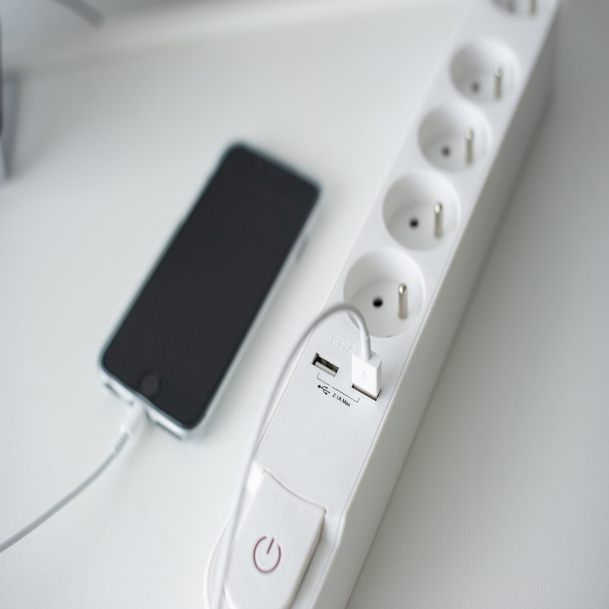Bloc multiprise Design blanc 16A + 2xUSB - Chacon
