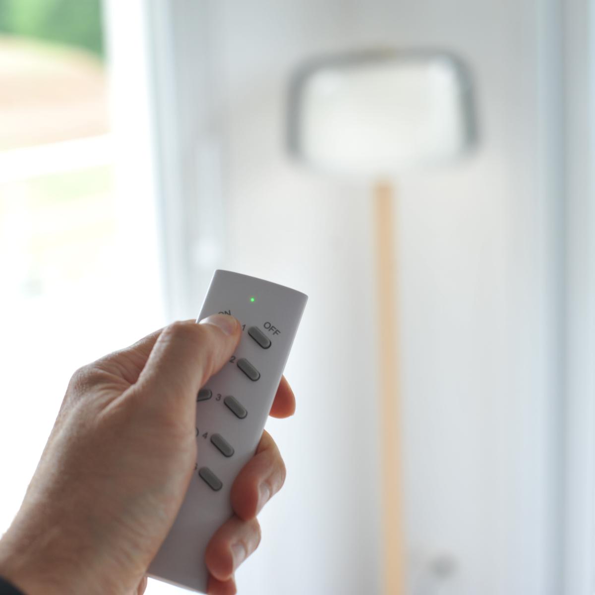 Kit télécommande sans fil 4 canaux + prise - portée 25m - Blanc - Chacon