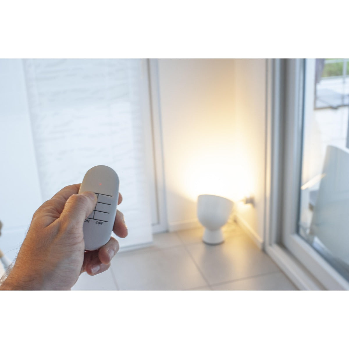 Prise connectée + télécommande - 3000W - 3 canaux - Blanc et Noir - DiO